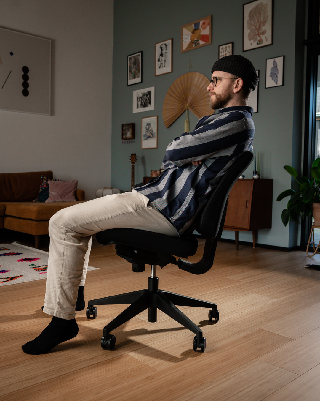 Dreng sidder på Balder standard kontorstol