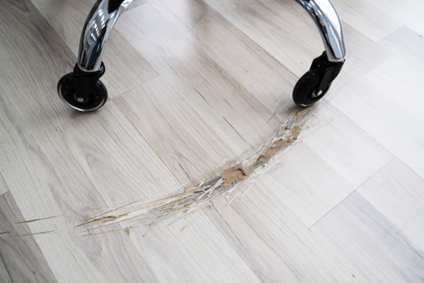 Sådan fjerner du ridser fra dit gulv efter kontorstolen