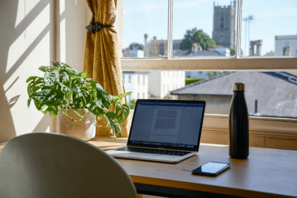 Guide: Sådan indretter du dit kontor i stuen